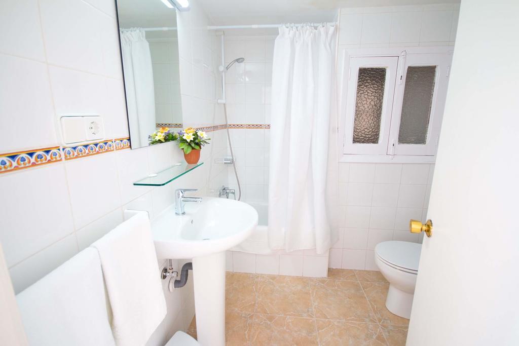 Hostal Los Pinos Es Cana Kültér fotó